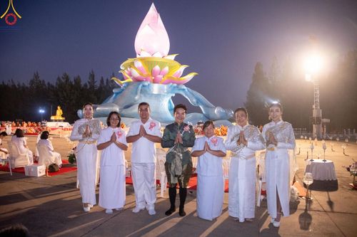 ภาพ No.175902:พิธีจุดประทีปโคมลาน, โคมลอยและลอยกระทง ถวายประทีปเป็นพุทธบูชา สร้างความสว่างไสวให้กับแผ่นดินด้วยแสงธรรม วันที่ 15 พฤศจิกายน พ.ศ. 2567 ณ พุทธอุทยานนานาชาติ อ.โพนพิสัย จ.หนองคาย