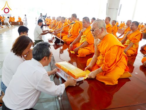 ภาพ No.262636:วันที่ 18,25 ตุลาคม พ.ศ. 2568 พิธีถวายภัตตาหารเมนูสวรรค์ เพื่อการบรรลุธรรม ณ หอฉันคุณยายอาจารย์ฯ วัดพระธรรมกาย