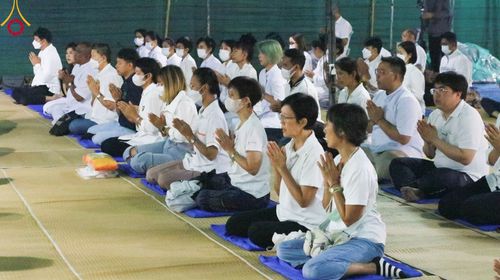 ภาพ No.108152:พิธีถวายภัตตาหารเป็นสังฆทาน แด่คณะพระธรรมยาตราฯ ในโครงการธรรมยาตรากตัญญูบูชา มหาปูชนียาจารย์ พระมงคลเทพมุนี(สด จนฺทสโร) พระผู้ปราบมาร อนุสรณ์สถาน 7 แห่ง ปีที่ 12 วันที่ 8 มกราคม พ.ศ. 2567 ณ อนุสรณ์สถานมหาวิหารพระมงคลเทพมุนี (โลตัสแลนด์) อ.สองพี่น้อง จ.สุ