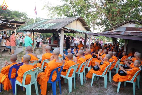 ภาพ No.61025:สามเณรออกบิณฑบาต และกิจกรรมอบรมสามเณร ในโครงการบรรพชาสามเณรฟื้นฟู พระพุทธศาสนาทั่วไทย ณ ศูนย์อบรมที่พักสงฆ์บ้านร่มเย็น จ.นราธิวาส วันที่ 2-15 เมษายน พ.ศ. 2567