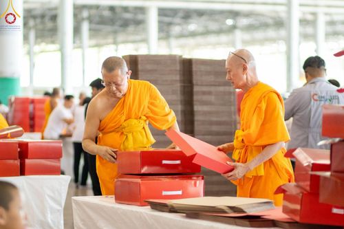 ภาพ No.210829:วันที่ 15 มีนาคม พ.ศ. 2568  บุญบรรจุกล่องไทยธรรม เพื่อถวายแด่พระสังฆาธิการ 40,000 กว่าวัดทั่วไทย ในวันคุ้มครองโลก 22 เมษายน พ.ศ. 2568