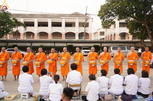 ภาพ No.136001:พระธรรมทายาท โครงการบวชพระนานาชาติ AEC & WAB ผู้บริหารรุ่นที่ 2 บิณฑบาต ณ หอฉันคุณยายอาจารย์ฯ เมืองแก้วมณี หมู่บ้านแก้วพุทธรักษา วันที่ 28 เมษายน พ.ศ. 2567