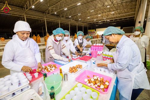 ภาพ No.203628:พิธีถวายภัตตาหารเป็นสังฆทาน แด่พระธรรมยาตรา ณ วัดพระธรรมกาย ตำบลคลองสาม อำเภอคลองหลวง จังหวัดปทุมธานี ในโครงการธรรมยาตรา กตัญญูบูชา มหาปูชนียาจารย์ พระมงคลเทพมุนี(สด จนฺทสโร) พระผู้ปราบมาร อนุสรณ์สถาน 7 แห่ง ปีที่ 13 วันที่ 30 มกราคม พ.ศ. 2568