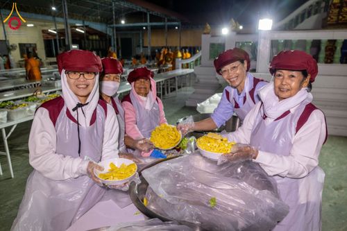 ภาพ No.195559:สาธุชนถวายภัตตาหารเป็นสังฆทาน แด่พระธรรมยาตรา ณ วัดสองพี่น้อง ต.ต้นตาล อ.สองพี่น้อง จ.สุพรรณบุรี ในโครงการธรรมยาตรา กตัญญูบูชา มหาปูชนียาจารย์ พระมงคลเทพมุนี(สด จนฺทสโร) พระผู้ปราบมาร อนุสรณ์สถาน 7 แห่ง ปีที่ 13 วันที่ 15 มกราคม พ.ศ. 2568