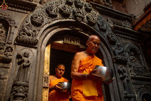 ภาพ No.80188:สามเณรในโครงการบรรพชาสามเณรหมู่ รับบิณฑบาตจากญาติโยมสาธชุน บริเวณชุมชน Patan และ Thamel กรุงกาฐมาณฑุ ประเทศเนปาล วันที่ 31 มีนาคม พ.ศ. 2566