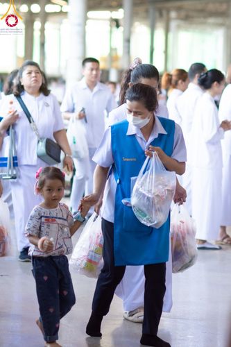 ภาพ No.92067:พิธีตักบาตร ในวันทอดกฐินสามัคคี ประจำปีพุทธศักราช 2566 วันอาทิตย์ต้นเดือนที่ 5 พฤศจิกายน พ.ศ. 2566 ณ สภาธรรมกายสากล วัดพระธรรมกาย จ.ปทุมธานี