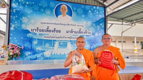 ภาพ No.90805:วัดพระธรรมกาย มูลนิธิธรรมกาย มอบถุงยังชีพและเครื่องอุปโภคบริโภค ช่วยเหลือผู้ประสบความเดือดร้อนจากอุทกภัย ด้วยห่วงใย ใส่ใจ ดูแลกัน ส่งมอบกำลังใจโดย ศูนย์ส่งเสริมศีลธรรมจังหวัดสุโขทัย วันที่ 6 ตุลาคม พ.ศ. 2566