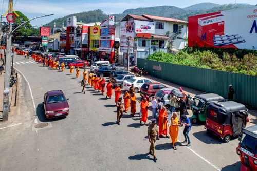 ภาพ No.225608:วันที่ 5 พฤษภาคม พ.ศ. 2568 พิธีบิณฑบาตรอบเมืองนูวราอิลิย่า ฉลองเทศกาลวิสาขบูชา แห่งชาติประเทศศรีลังกา