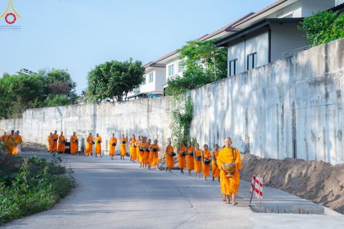 ภาพ No.57803:กิจกรรมบิณฑบาตของสามเณร โครงการบรรพชาสามเณร ฟื้นฟูพระพุทธศาสนาทั่วไทย ธุดงคสถานชลบุรี ณ ชุมชนบ้านห้วยเหียน ตำบลบ่อวิน  อำเภอศรีราชา จังหวัดชลบุรี วันที่ 27 เมษายน พ.ศ. 2567