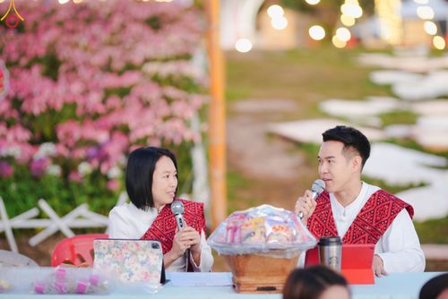 ภาพ No.106760:พิธีตักบาตรพระ ๒๐๐ รูป  "สร้างบุญใหญ่ ส่งท้ายปีเก่า ต้อนรับปีใหม่ ๒๕๖๗" วันอาทิตย์ที่ ๓๑ ธันวาคม ๒๕๖๖ ณ ถนนหน้าที่ว่าการอำเภอภูเรือ อำเภอภูเรือ จังหวัดเลย