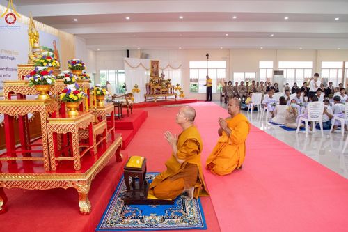 ภาพ No.59076:พิธีปลงผมและแห่นาคธรรมทายาท ในโครงการบรรพชาสามเณร ภาคฤดูร้อน เฉลิมพระเกียรติพระบาทสมเด็จพระเจ้าอยู่หัว เนื่องในโอกาส  พระราชพิธีมหามงคลเฉลิมพระชนมพรรษา 6 รอบ  ปลงผมนาคในวันที่ 21 เมษายน พ.ศ 2567 ณ วัดกลางธนรินทร์ (ธรรมอุทยานบ้านแป้ง)