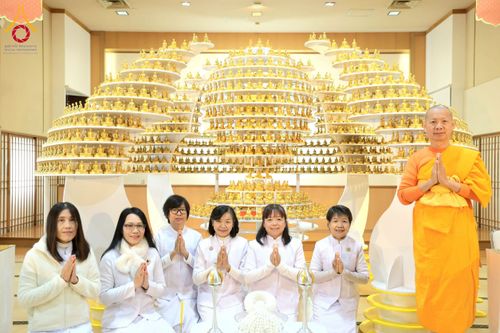 ภาพ No.213389:วันอาทิตย์ที่ 16 มีนาคม พ.ศ. 2568 พิธีบุพเปตพลี, ถวายภัตตาหาร, ปล่อยปลา วัดพระธรรมกายคานากาว่า ประเทศญี่ปุ่น