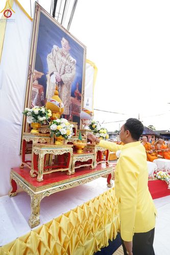 ภาพ No.146197:ตักบาตรพระ 1,384 รูป ทำบุญเมืองฝางครบรอบ 1,383 ปี ถวายเป็นพระราชกุศลแด่พระบาทสมเด็จพระเจ้าอยู่หัว เนื่องในโอกาสพระราชพิธีมหามงคล เฉลิมพระชนมพรรษา 6 รอบ 72 พรรษา วันเสาร์ที่ 27 กรกฎาคม พ.ศ.2567  ณ ถนนหน้าที่ว่าการอำเภอฝาง จ.เชียงใหม่