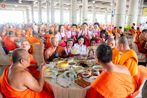 ภาพ No.325871:วันที่ 22 เมษายน พ.ศ.2569(วันคุ้มครองโลก) งานถวายมหาสังฆทาน 40,000 กว่าวัดทั่วประเทศ เจ้าหน้าที่ สาธุชน ร่วมใจจัดเตรียมภัตตาหารเพล (ชุด 2)