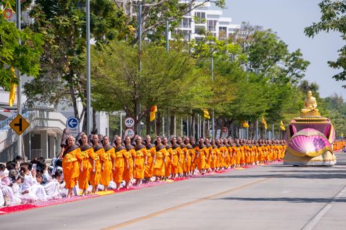 ภาพ No.304637:วันที่ 25 มกราคม พ.ศ. 2569 พิธีต้อนรับพระธรรมยาตรา (ภาพชุดที่ 2) รร.สามัคคีราษฏร์บำรุง-วัดพระธรรมกาย ในโครงการธรรมยาตรา กตัญญูบูชา มหาปูชนียาจารย์ พระมงคลเทพมุนี(สด จนฺทสโร) พระผู้ปราบมาร อนุสรณ์สถาน 7 แห่ง ปีที่ 14