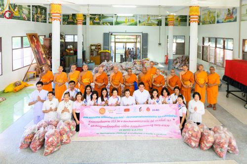 ภาพ No.78340:พิธีถวายสังฆทานแด่คณะสงฆ์ ๓๒๓ วัด พิธีมอบกองทุนหนุนแรงใจช่วยครูใต้และพิธีทำบุญอุทิศส่วนกุศลแด่ผู้วายชนม์ในเหตุการณ์ความไม่สงบ ๔ จังหวัดชายแดนภาคใต้  (ปัตตานี ยะลา นราธิวาส สงขลา) ปีที่ ๑๙ ครั้งที่ ๑๖๑ พิธีมอบกองทุนหนุนแรงใจช่วยครูใต้ (ปีที่ ๑๖ ครั้งที่ ๑