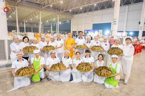 ภาพ No.306845:วันที่ 31 มกราคม พ.ศ. 2569 พิธีถวายภัตตาหารเป็นสังฆทาน แด่พระธรรมยาตรา ณ วัดพระธรรมกาย  จังหวัดปทุมธานี ในโครงการธรรมยาตรา กตัญญูบูชา มหาปูชนียาจารย์ พระมงคลเทพมุนี(สด จนฺทสโร) พระผู้ปราบมาร อนุสรณ์สถาน 7 แห่ง ปีที่ 14