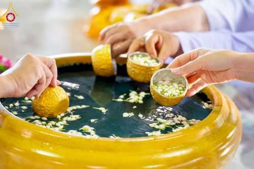 ภาพ No.215226:วันอาทิตย์ต้นเดือนที่ 6 เมษายน พ.ศ. 2568 พิธีตักบาตรข้าวสารอาหารแห้ง ณ บ้านแก้วเรือนทองคุณยาย สภาธรรมกายสากล วัดพระธรรมกาย