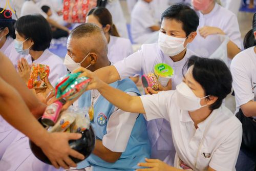 ภาพ No.78873:พิธีตักบาตร ข้าวสารอาหารแห้ง พิธีบูชาข้าวพระ ในวันอาทิตย์ต้นเดือนที่ 2 เมษายน พ.ศ. 2566