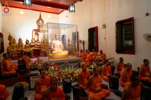 ภาพ No.297251:วันที่ 15 มกราคม พ.ศ.2569 พระธรรมยาตราปฏิบัติธรรมและถ่ายภาพหมู่ประวัติศาสตร์ อนุสรณ์สถานลำดับที่ 4 สถานที่เกิดด้วยกายธรรม  ณ วัดโบสถ์บน ต.บางคูเวียง จ.นนทบุรี ในโครงการธรรมยาตรา กตัญญูบูชา มหาปูชนียาจารย์ พระมงคลเทพมุนี(สด จนฺทสโร) พระผู้ปราบมาร อนุสรณ์ส