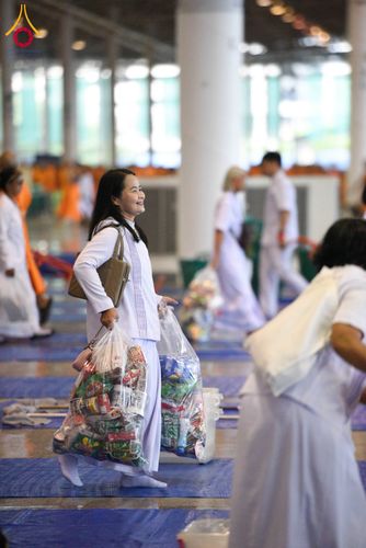 ภาพ No.308529:วันที่ 1 กุมภาพันธ์ พ.ศ. 2569 พิธีตักบาตรข้าวสารอาหารแห้ง ณ บ้านแก้วเรือนทองคุณยาย สภาธรรมกายสากล วัดพระธรรมกาย