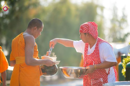 ภาพ No.292730:วันที่ 12 มกราคม พ.ศ. 2569 พิธีถวายภัตตาหารเป็นสังฆทาน แด่พระธรรมยาตรา ณ อนุสรณ์สถานมหาวิหารพระมงคลเทพมุนี (โลตัสแลนด์) อ.สองพี่น้อง จ.สุพรรณบุรี ในโครงการธรรมยาตรา กตัญญูบูชา มหาปูชนียาจารย์ พระมงคลเทพมุนี(สด จนฺทสโร) พระผู้ปราบมาร อนุสรณ์สถาน 7 แห่ง ปี