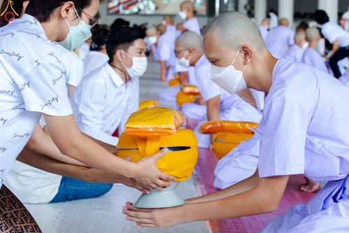 ภาพ No.79366:พิธีขอขมา มอบบาตรและผ้าไตร ในโครงการบรรพชาสามเณรฟื้นฟูพระพุทธศาสนาทั่วไทย โครงการอบรมยุวธรรมทายาท มัชฌิมธรรมทายาท และธรรมทายาทรุ่นอุดมศึกษา ณ สภาธรรมกายสากล วัดพระธรรมกาย วันเสาร์ที่ 1 เมษายน พ.ศ. 2566