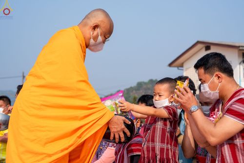 ภาพ No.77451:พิธีตักบาตรเนื่องในวันมาฆบูชา ประจำปี ๒๕๖๖  วันจันทร์ที่ ๖ มีนาคม พ.ศ.๒๕๖๖  ณ สนามโรงเรียนบ้านนาเกียน อำเภออมก่อย จังหวัดเชียงใหม่