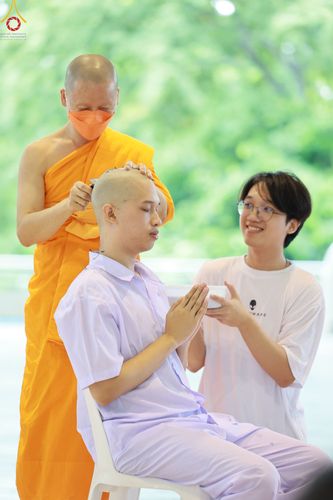 ภาพ No.83593:พิธีตัดปอยผมและปลงผม ในโครงการบรรพชาอุปสมบทหมู่ ธรรมทายาทรุ่นเข้าพรรษา ณ วัดพระธรรมกาย วันอาทิตย์ที่ 16 กรกฎาคม พ.ศ.2566
