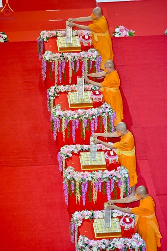 ภาพ No.79018:พิธีวางแผ่นจารึกชื่อ และพิธีวางพวงมาลัยสักการะพระบรมพุทธเจ้า ณ สภาธรรมกายสากล วัดพระธรรมกาย วันที่ 2 เมษายน พ.ศ. 2566