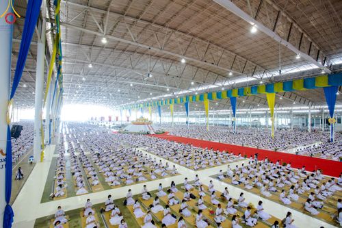 ภาพ No.78926:พิธีตักบาตร ข้าวสารอาหารแห้ง พิธีบูชาข้าวพระ ในวันอาทิตย์ต้นเดือนที่ 2 เมษายน พ.ศ. 2566