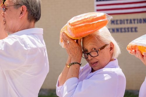 ภาพ No.234638:วันอาทิตย์ที่ 20 กรกฎาคม  พ.ศ.2568 พิธีทอดผ้าป่าภาคพื้นอเมริกา พิธีเจริญพระพุทธมนต์ ฉลองอาคารแก้วธรรมชัยรัตนอนันต์ วัดพระธรรมกายเทนเนสซี ประเทศสหรัฐอเมริกา