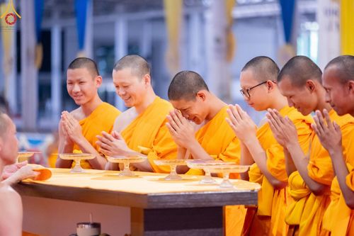 ภาพ No.153234:พิธีมุทิตาสักการะ พระภิกษุ-สามเณร ผู้สอบไล่ได้เปรียญธรรม ประโยค 1-2 ถึงประโยค ป.ธ.9 และบาลีศึกษา ประโยค1-2 ถึง บ.ศ.9 , พิธีมอบดวงแก้วสามเณรผู้ทรงบาลีไวยากรณ์ วัดพระธรรมกาย และ ศูนย์ส่งเสริมศีลธรรมในประเทศและต่างประเทศ วันอาทิตย์ที่ 8 กันยายน พ.ศ.2567