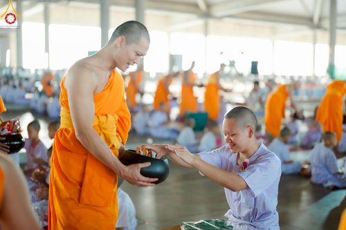 ภาพ No.214630:วันศุกร์ที่ 4 เมษายน พ.ศ.2568 นาคธรรมทายาทตักบาตรพระพี่เลี้ยง ในโครงการบรรพชาสามเณร ฟื้นฟูพระพุทธศาสนาทั่วไทย ณ วิหารคด 22 วัดพระธรรมกาย