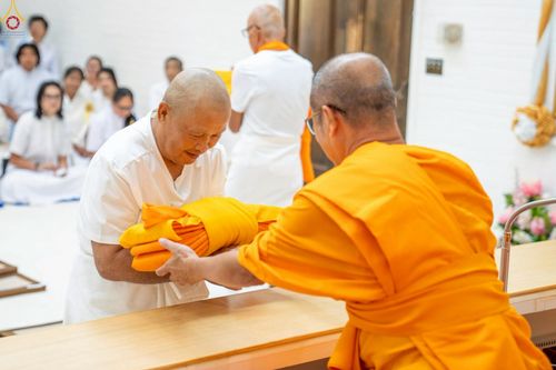 ภาพ No.252275:วันที่ 4-5 ตุลาคม พ.ศ. 2568  วัดพระธรรมกายแคลิฟอร์เนีย ประเทศสหรัฐอเมริกา ได้จัดพิธีตัดปอยผม โดยคณะสงฆ์ ญาติ ๆ และสาธุชน ให้กับนาคธรรมทายาท 8 ท่าน และได้จัดพิธีบรรพชา-อุปสมบท ฉลองพิธีทอดกฐินบรมจักรพรรดิ สร้างอุโบสถ 82 ปี บูชาธรรมหลวงพ่อธัมมชโย