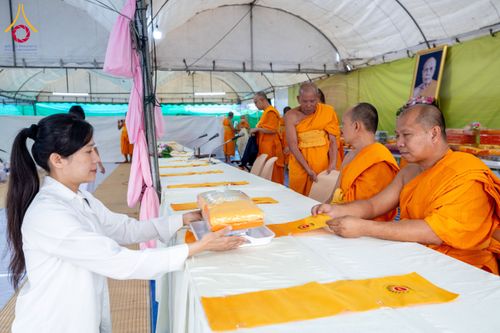 ภาพ No.201842:พิธีถวายภัตตาหารเป็นสังฆทาน แด่พระธรรมยาตรา ณ อนุสรณ์สถานบางปลา วัดบางปลา อำเภอบางเลน จังหวัดนครปฐม ในโครงการธรรมยาตรา กตัญญูบูชา มหาปูชนียาจารย์ พระมงคลเทพมุนี(สด จนฺทสโร) พระผู้ปราบมาร อนุสรณ์สถาน 7 แห่ง ปีที่ 13 วันที่ 26 มกราคม พ.ศ. 2568