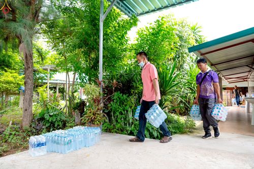 ภาพ No.235436:วันที่ 30-31 กรกฎาคม พ.ศ. 2568 วัดพระธรรมกาย มูลนิธิธรรมกาย ร่วมกับศูนย์ส่งเสริมศีลธรรมจังหวัดสุรินทร์ เปิดศูนย์พักพิงชั่วคราวเพื่อช่วยเหลือประชาชน ผู้อพยพจากเหตุปะทะกันตามแนวชายแดน ไทย-กัมพูชา ตั้งแต่วันที่ 24 กรกฎาคม พ.ศ.2568 เป็นต้นไป