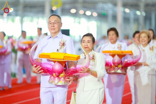 ภาพ No.215427:วันอาทิตย์ต้นเดือนที่ 6 เมษายน พ.ศ. 2568 ขบวนอัญเชิญผ้าป่าสมทบ มหาสังฆทาน 40,000 กว่าวัดทั่วประเทศ ณ สภาธรรมกายสากล วัดพระธรรมกาย