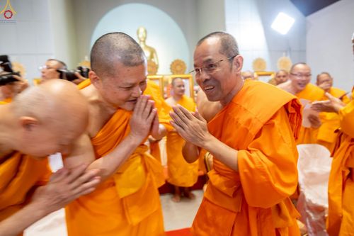 ภาพ No.230975:วันอังคารที่ 1 กรกฎาคม พ.ศ. 2568 ผู้ว่าราชการจังหวัดปทุมธานี เป็นประธานพิธีต้อนรับ สัญญาบัตร พัดยศ พระครูสัญญาบัตรสายต่างประเทศ วัดพระธรรมกาย ประจำปี พ.ศ. 2568 จำนวน 19 รูป