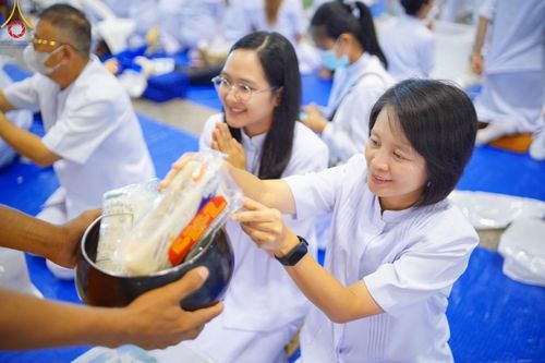 ภาพ No.205893:พิธีตักบาตร และ พิธีบูชาข้าวพระ ในวันอาทิตย์ต้นเดือน 2 กุมภาพันธ์ พ.ศ. 2568 ณ สภาธรรมกายสากล วัดพระธรรมกาย