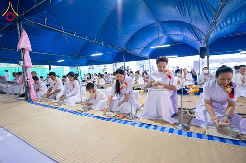 ภาพ No.191812:พิธีถวายภัตตาหารเป็นสังฆทาน แด่พระธรรมยาตรา ณ อนุสรณ์สถานคลองบางนางแท่น อ.สามพราน จ.นครปฐม ในโครงการธรรมยาตรา กตัญญูบูชา มหาปูชนียาจารย์ พระมงคลเทพมุนี(สด จนฺทสโร) พระผู้ปราบมาร อนุสรณ์สถาน 7 แห่ง ปีที่ 13 วันที่ 9 มกราคม พ.ศ. 2568