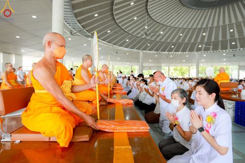 ภาพ No.122906:พิธีสวดพระพุทธมนต์ พิธีทอดผ้าบังสุกุล และพิธีถวายภัตตาหาร เป็นสังฆทานแด่พระภิกษุ สามเณร เนื่องในวันมหาปูชนียาจารย์ วันเสาร์ที่ 3 กุมภาพันธ์ พ.ศ. 2567 ณ หอฉันคุณยายอาจารย์ฯ วัดพระธรรมกาย