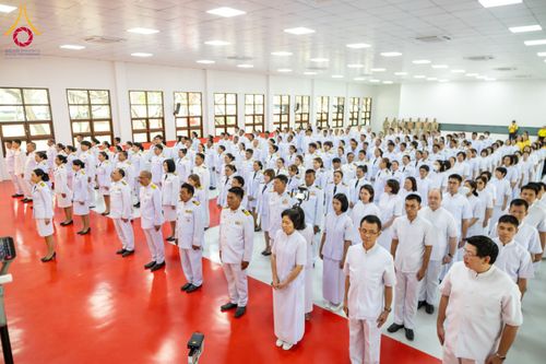 ภาพ No.179635:พิธีเจริญพระพุทธมนต์ พิธีทำบุญตักบาตรถวายพระราชกุศล และพิธีวางพานพุ่มดอกไม้ถวายราชสักการะ  แด่พระบาทสมเด็จพระบรมชนกาธิเบศร มหาภูมิพลอดุลยเดชมหาราช บรมนาถบพิตร เนื่องในวันคล้ายวันพระบรมราชสมภพ วันชาติ และวันพ่อแห่งชาติ วันพฤหัสบดีที่ 5 ธันวาคม พ.ศ. 2567 ณ