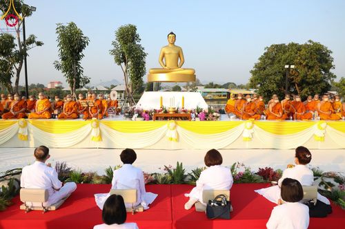 ภาพ No.101857:ตักบาตรพระ 10,000 รูป เติมบุญให้แผ่นดิน เนื่องในโอกาส 192 ปี จังหวัดกาญจนบุรี หนึ่งในโครงการตักบาตรพระ 2,000,000 รูป  77 จังหวัดทุกวัดทั่วไทย วันจันทร์ที่ 11 ธันวาคม พ.ศ. 2566 บริเวณถนนสองแคว (SKY WALK) เมืองกาญจนบุรี