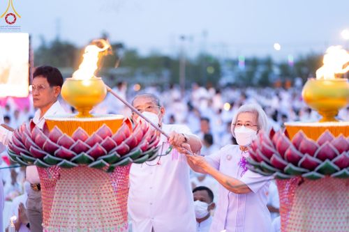 ภาพ No.118222:พิธีจุดประทีปถวายเป็นพุทธบูชา และบูชาธรรมมหาปูชนียาจารย์ พระมงคลเทพมุนี(สด จนฺทสโร) วันที่ 24 มกราคม พ.ศ. 2567 ณ อนุสรณ์สถานบางปลา อ.บางเลน จ.นครปฐม