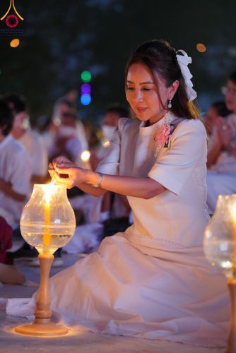 ภาพ No.112051:พิธีจุดประทีปถวายเป็นพุทธบูชา และบูชาธรรมมหาปูชนียาจารย์ พระมงคลเทพมุนี(สด จนฺทสโร) ในโครงการธรรมยาตรา กตัญญูบูชา มหาปูชนียาจารย์ พระมงคลเทพมุนี(สด จนฺทสโร) พระผู้ปราบมาร อนุสรณ์สถาน 7 แห่ง ปีที่ 12 วันที่ 14 มกราคม พ.ศ. 2567 ณ วัดสองพี่น้อง อ.สองพี่น้อง