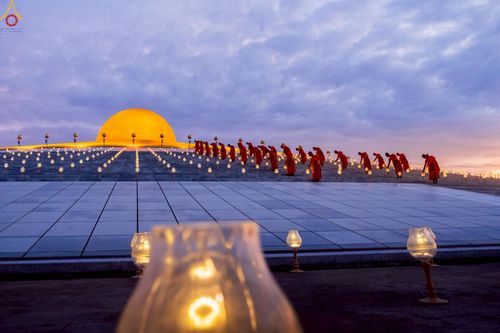 ภาพ No.241016:วันพุธที่ 27 สิงหาคม พ.ศ. 2568 พิธีจุดประทีป ในวันธรรมชัย ณ วัดพระธรรมกาย