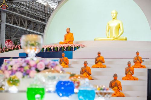 ภาพ No.89485:พิธีตักบาตร ข้าวสารอาหารแห้ง พิธีบูชาข้าวพระ และพิธีจุดเทียนใจ ไฟนิรันดร์  อนันตชัย ณ สภาธรรมกายสากล วัดพระธรรมกาย วันอาทิตย์ที่ 1 ตุลาคม พ.ศ. 2566