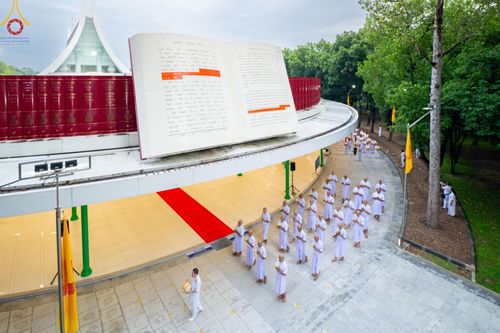ภาพ No.156702:พิธีบรรพชาอุปสมบท ธรรมทายาท โครงการอุปสมบทหมู่บูชาธรรมครบรอบ 107 ปี วันครูผู้ค้นพบวิชชาธรรมกาย ณ โบสถ์พระไตรปิฏก วัดพระธรรมกาย วันเสาร์ที่ 14 กันยายน พ.ศ. 2567