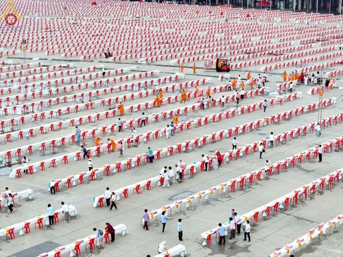 ภาพ No.218978:วันที่ 18-20 เมษายน พ.ศ. 2568 การเตรียมงานในลานธรรม , วิหารคด เพื่องานวันคุ้มครองโลก 22 เมษายน พศ. 2568